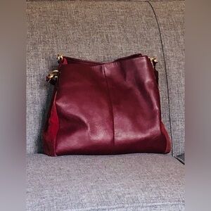 COACH shoulder bag. Pre-owned. Pristine. 
Size: 13”w x11”h x 4” d